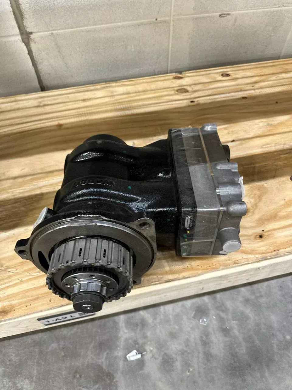 22885124 | Genuine Wabco Twin Cylinder Compressor
